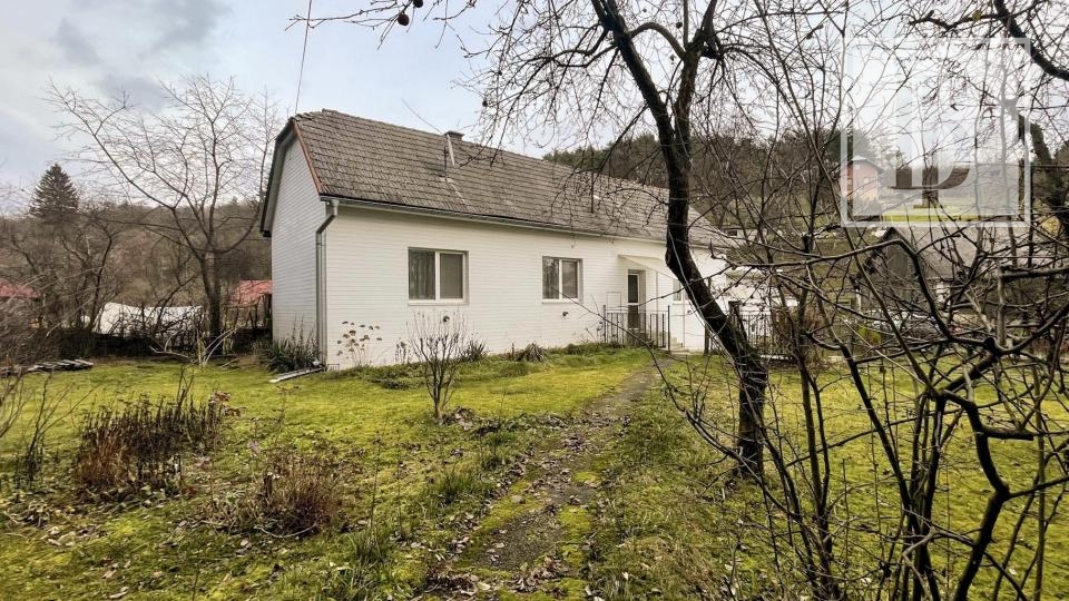 Starší Rodinný dom na pozemku 1279 m2 - obec Kľačno 